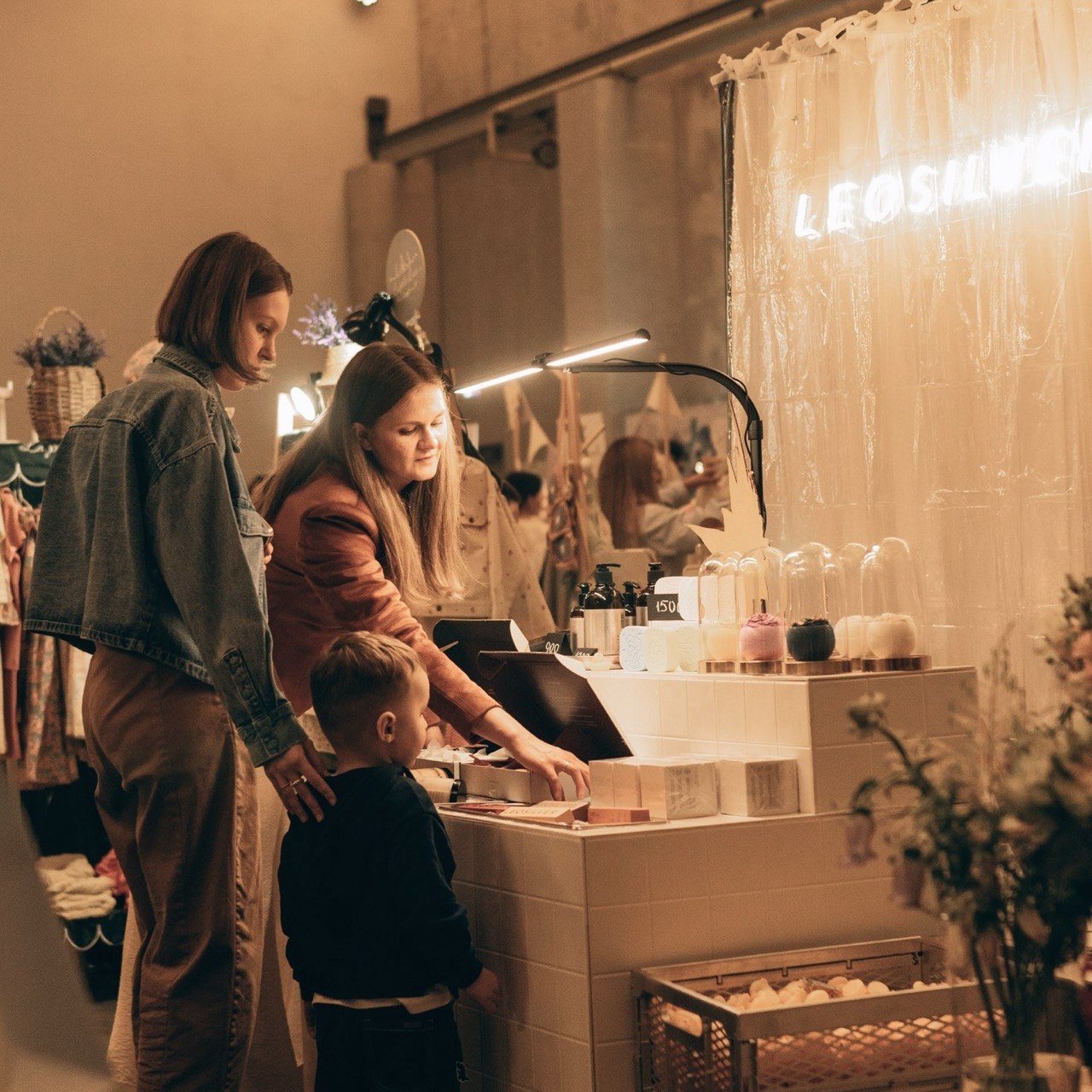 Leosilverhome x MOMSPACE market